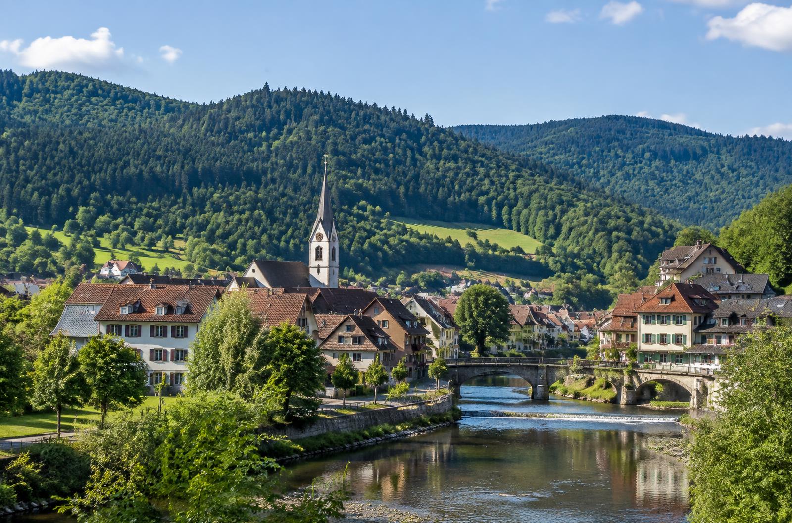 Ortsimpression von Wehr zwischen Fluss und bewaldeten Höhen